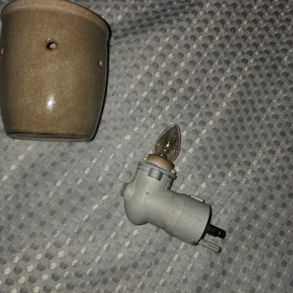 SCENTSY EUC FLOWER PRESS NIGHT LIGHT SCENTSY WARMER PLUG IN - Picture 5 of 5